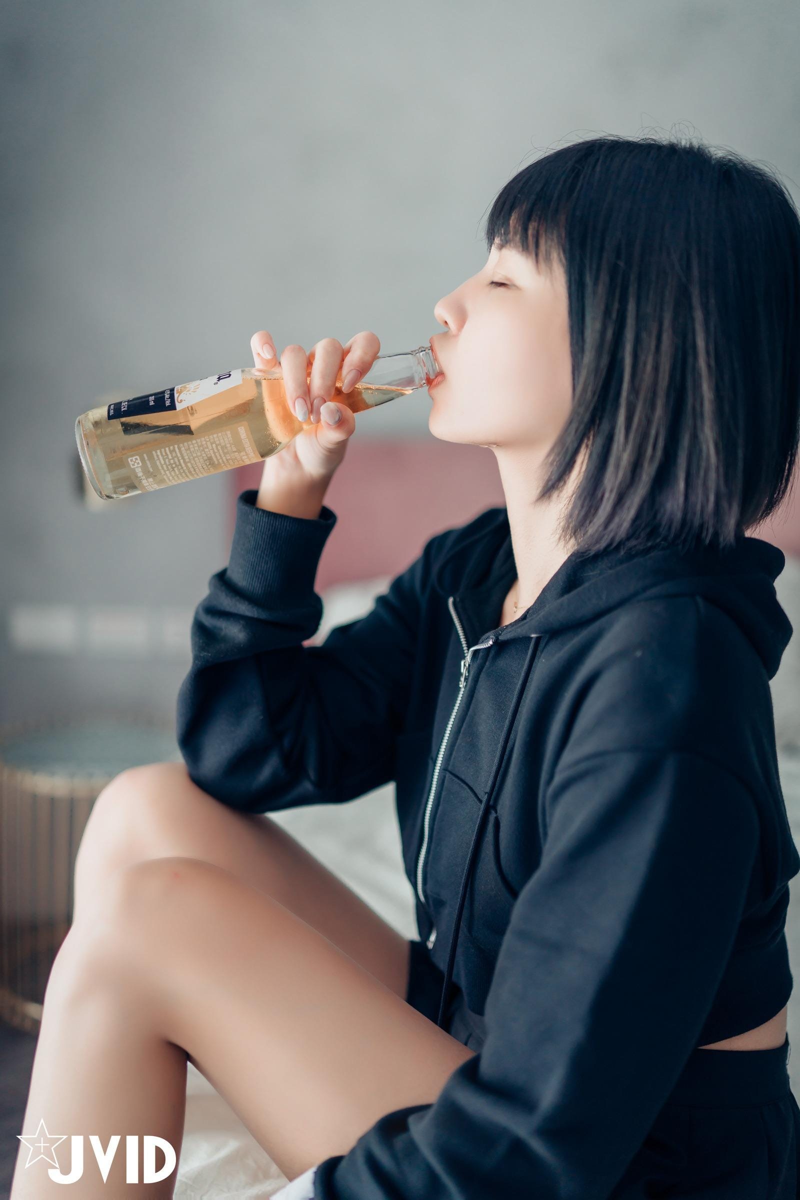JVID模特果寶寶与妍妍拥坐在床上饮酒互动
